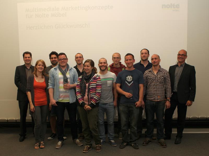 Die Gewinner mit Professor Thomas Wagner (links) und Nolte-Marketingleiter Ricardo Lopez (rechts)