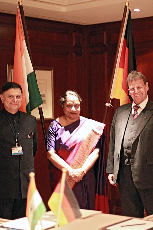 v.l.n.r.: Staatssekretär Ratan P. Watal, Ministerium für Neue und Erneuerbare Energie MNRE, Indien, Botschafterin Sujata Singh, Prof. Eicke Weber, Leiter des Fraunhofer-Instituts für Solare Energiesysteme ISE ©Botschaft von Indien, Berlin