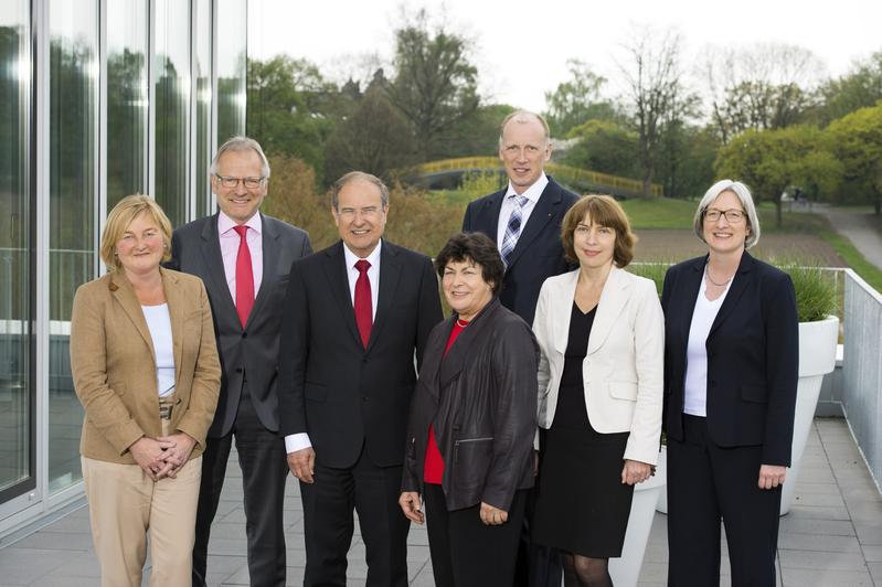 Der Stiftungsrat der Hochschule Osnabrück (v.l.): Birgit Clamor, Manfred Hülsmann, Professor Dr. Joachim Metzner, Professorin Dr. Christa Cremer-Renz, Dr. Andreas Mainka, Professorin Dr. Swetlana Franken, Professorin Dr. Sabine Eggers.
