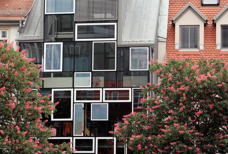 Die markante Fassade des Jenaer Stadtspeichers erhält ab 3. Oktober für sechs Wochen ein neues Gesicht. 