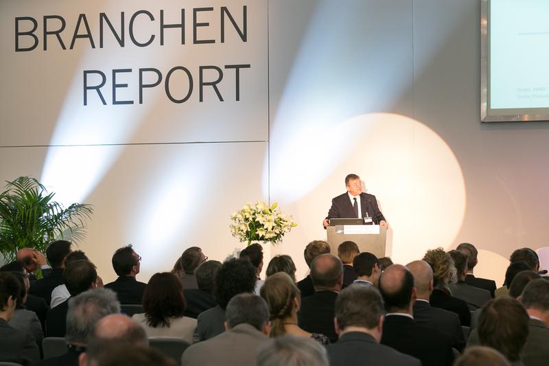 Präsentation des Photonik Branchenreports 2013 auf der LASER World of PHOTONICS in München. © VDI Technologiezentrum, Foto: Thomas Effinger