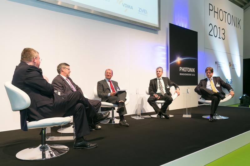 Auf dem Podium v. li.: Thilo Brodtman (VDMA), Dr. Jürgen Waldorf (ZVEI), Dr. Kai Engel (A.T. Kearney), Dr. Frank Schlie-Roosen (BMBF) und Dr. Tobias Weiler (SPECTARIS). © VDI Technologiezentrum, Foto: Thomas Effinger
