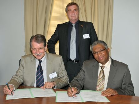 v.l.n.r.: Prof. Dr. habil. Walther Ch. Zimmerli, DPhil. h.c. (University of Stellenbosch), Präsident der BTU Cottbus, Ralf Christoffers, Minister für Wirtschaft und Europaangelegenheiten des Landes Brandenburg, Prof. H. Russel Botman, Rector and Vice Chancellor der Stellenbosch University