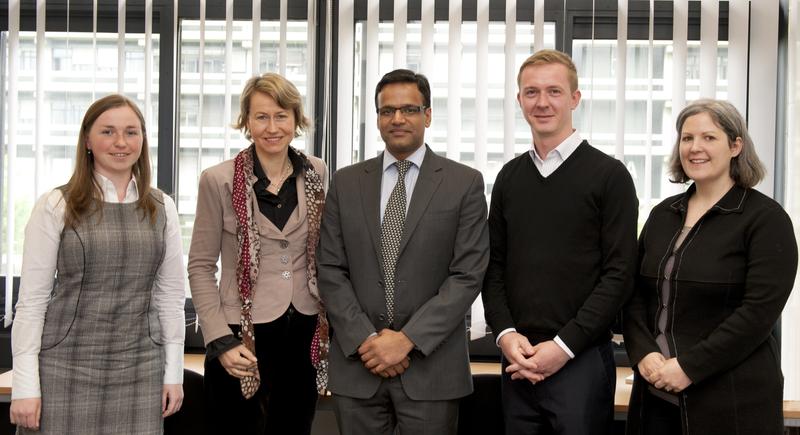 Partner im neuen Transferprojekt (v.l.): Ksenia Mänz, Prof. Dr. Uta Wilkens, Saurabh Mittal (Geschäftsführer der TATA Interactive Systems GmbH), Thomas Süße, Antje Lienert