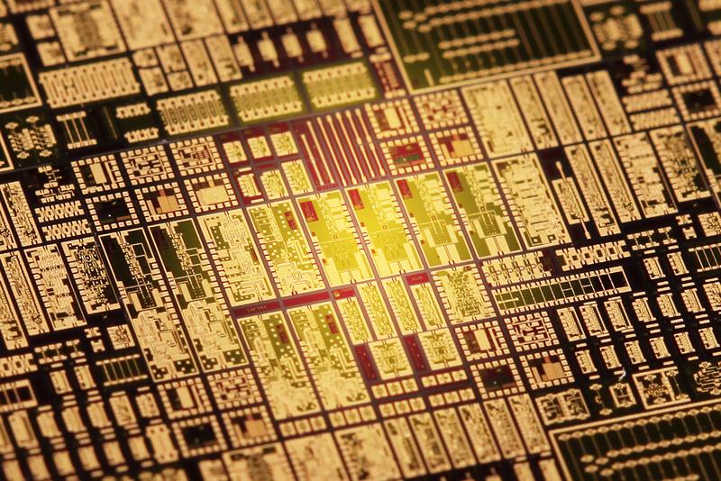 Der Hochfrequenz-Chip ist nur 4 x 1.5 mm2 groß, da elektronische Bauteile mit der Frequenz bzw. Wellenlänge skalieren.