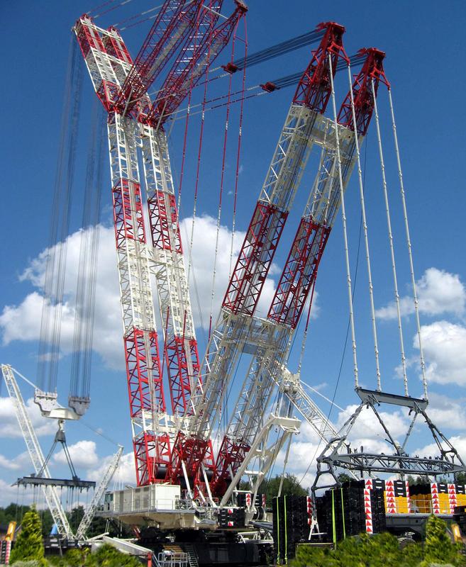 Der Gittermastkran mit Raupenfahrwerk hat die Typenbezeichnung CC 8800-1 TWIN und besitzt eine maximale Tragfähigkeit von 3200 t. Er ist der leistungsstärkste in Serie gefertigte Raupenkran und besteht aus einer verformungssteifen Gitter-Rohrkonstruktion, die aus hochfestem Feinkornbaustahl verschweißt wurde.