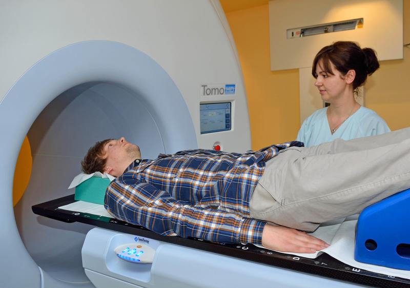 Das Thüringer Universitätsklinikum in Jena baut kontinuierlich die medizinische Versorgung aus, z.B. mit der neuen Tomotherapie zur schonenden und präziseren Bestrahlung krebskranker Patienten (Foto). Insgesamt wurden 2012 über 52.500 Menschen am UKJ stationär behandelt. Das sind rund 1.000 Patienten mehr als im Vorjahr.  