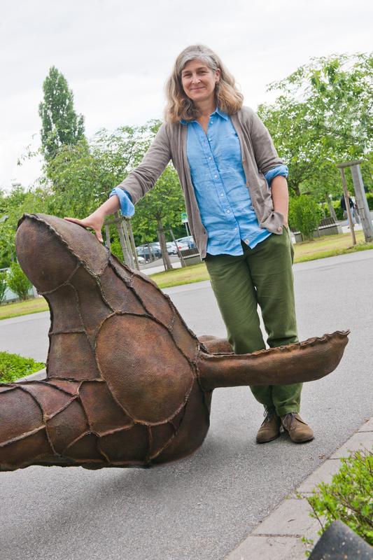 Vor der Installation der Giraffe am 15. Mai 2013: Die Künstlerin Laura Ford kann ihrem Werk ein letztes Mal am Boden den Kopf halten. 