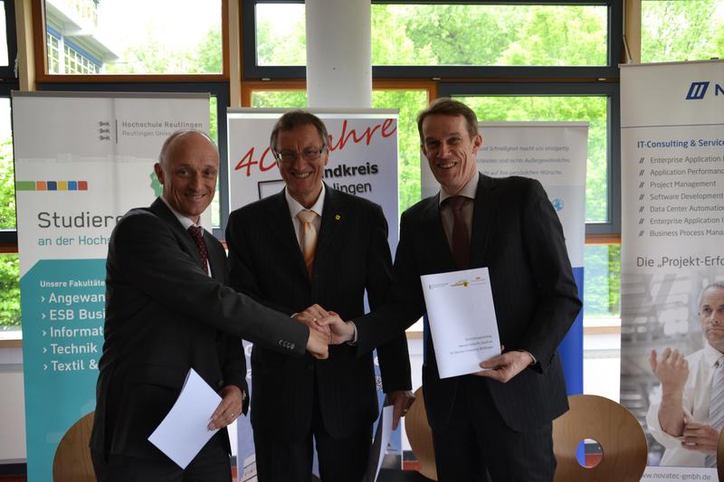 Nach der Vertragsunterzeichnung: Prof. Dr. Hendrik Brumme von der Hochschule Reutlingen, Landrat Roland Bernhard und Oberbürgermeister Wolfgang Lützner (v.l.).