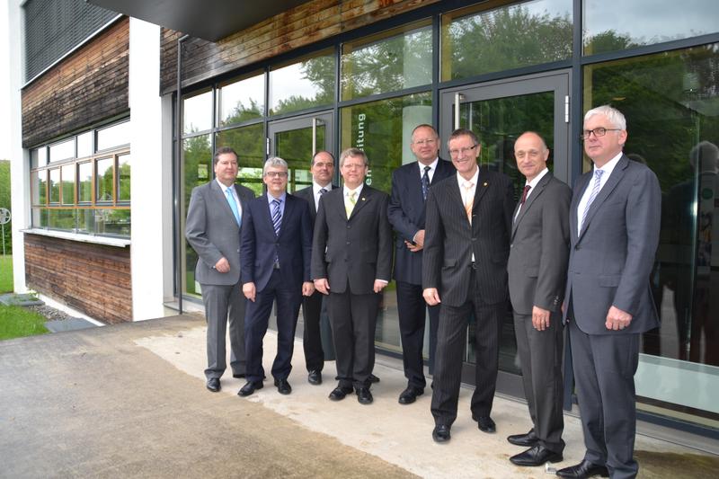 Gruppenbild mit Partnern aus Hochschulen, Politik und Wirtschaft.