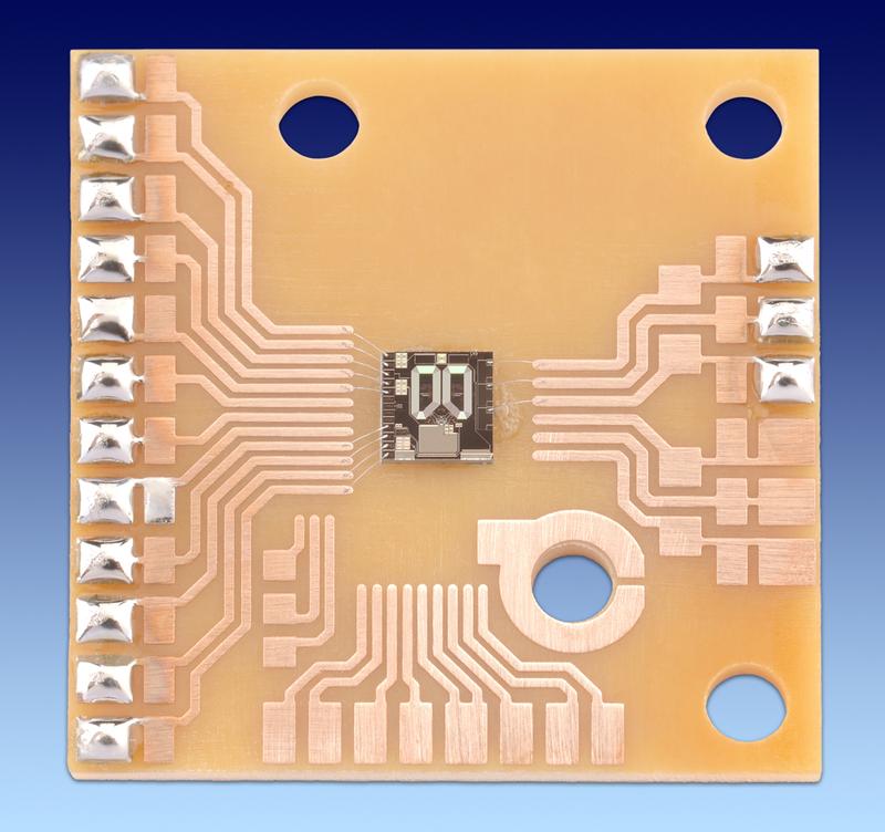 PTB-SQUID-Sensorchip (3 mm x 3 mm) auf einem Chipträger. Die SQUID-Chips werden ähnlich wie Computerchips in der Halbleiterindustrie hergestellt. 
