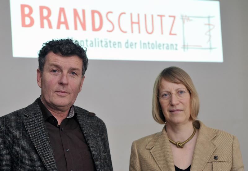 Im Rahmen des gemeinsamen Ausstellungsprojekts "BrandSchutz // Mentalitäten der Intoleranz" laden die Initiatoren, Prof. Dr. Verena Krieger (Uni Jena) und Wolfram Stock (Kunstverein Jena), die interessierte Öffentlichkeit zu Diskussionsabenden ein.