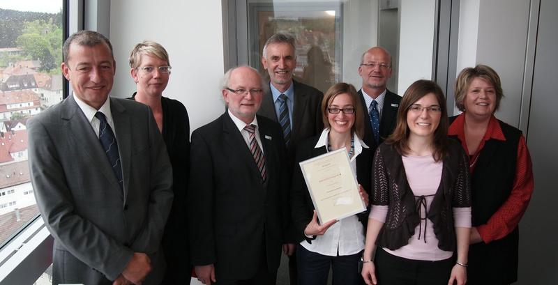 Bei der Urkundenübergabe von links nach rechts: Thomas Reil und Dorit Gerkens (beide ACQUIN), Prof. Dr. Rolf Schofer, Prof. Dr. Anton Karle, Petra Suwalski, Prof. Dr. Edgar Jäger, Jasmin Maier (alle HFU), Sybille Jakubowicz (evalag).