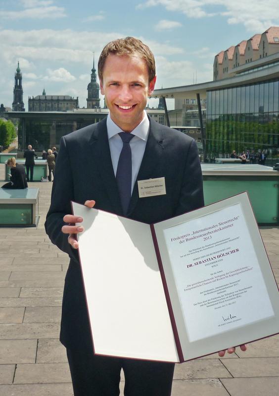 Dr. Sebastian Hölscher freut sich über die Auszeichnung der Bundessteuerberaterkammer, die ihm auf dem 51. Deutschen Steuerberaterkongress in Dresden verliehen wurde.