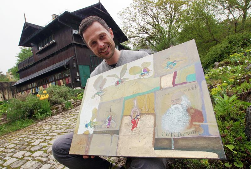 Dr. Michael Markert von der Arbeitsgruppe Biologiedidaktik der Universität Jena zeigt ein Bild des russischen Malers Wladimir May.