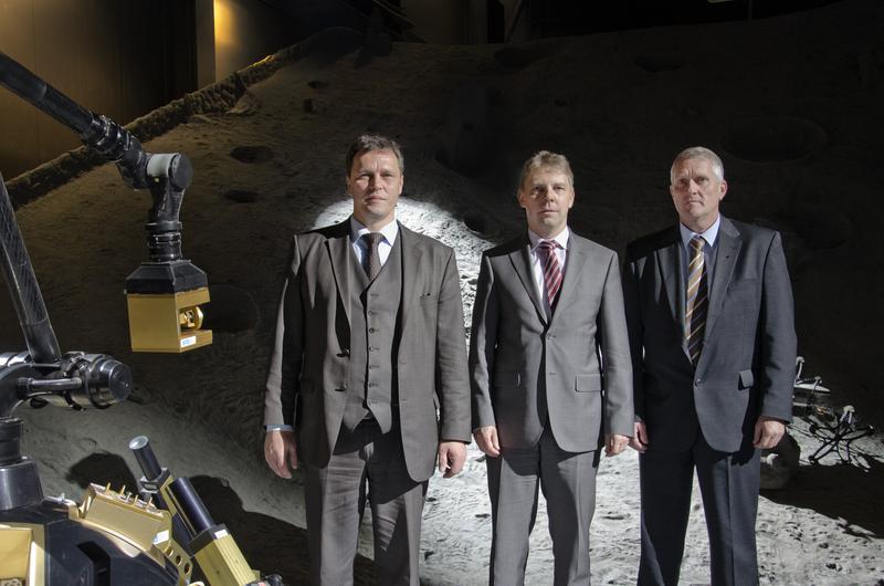 Prof. Dr. Frank Kirchner, Dr. Sven Halldorn und Bernd Sommer  (v.l.n.r.) geben in der Weltraum-Explorationshalle des DFKI den Startschuss zum TransTerrA-Projekt.