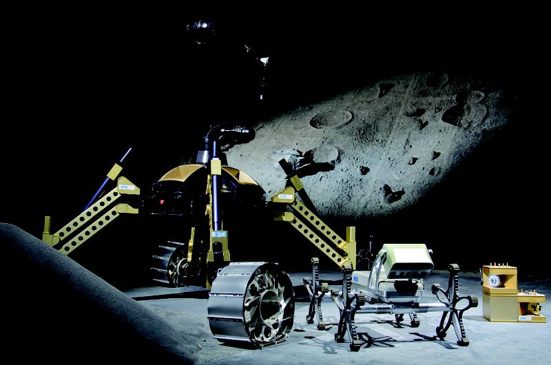Der Mondrover Sherpa, der Laufroboter Asguard sowie Kommunikationsmodule (v.l.n.r.) zählen zu den DFKI-Systemen, die im Projekt TransTerra weiterentwickelt und auf irdische Anwendungsfelder übertragen werden.