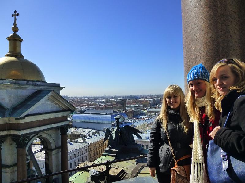 Erfolgreich: Anna Bröll (Mitte) und Tatjana Brakk (rechts)