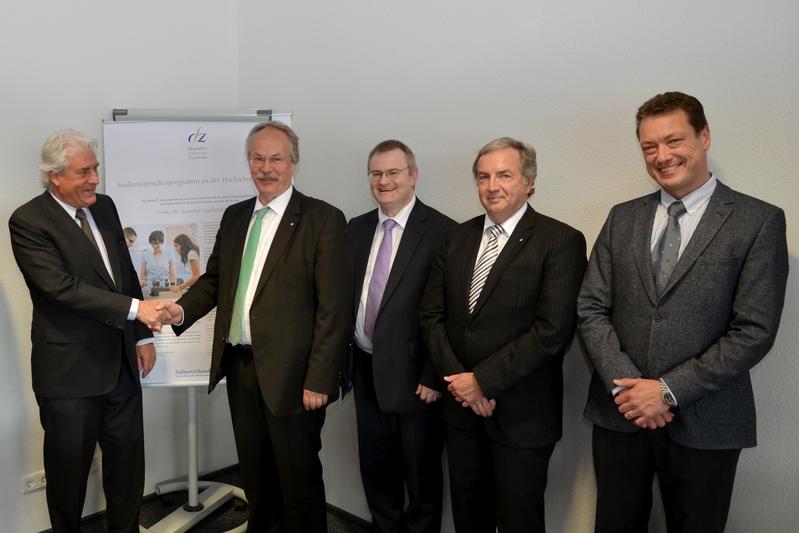 Von links: Ehrensenator Franz-Walter Aumund, Hochschulpräsident Prof. Dr. Kristian Bosselmann-Cyran, Prof. Dr.-Ing. Detlev Borstell, Vizepräsident für Forschung Prof. Dr. Dietmar Holz, Dekan des Fachbereichs Ingenieurwesen Prof. Dr. Robert Pandorf