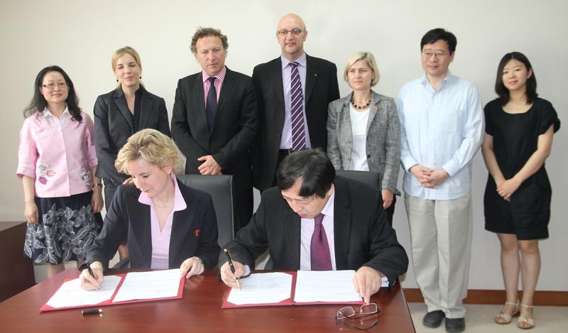 Univ.-Prof. Dr. Marion A. Weissenberger-Eibl, Leiterin des Fraunhofer ISI, und Prof. Dr. MU Rongping, Leiter des IPM, unterzeichnen den Vertrag über das "Joint Center for Innovation Research".