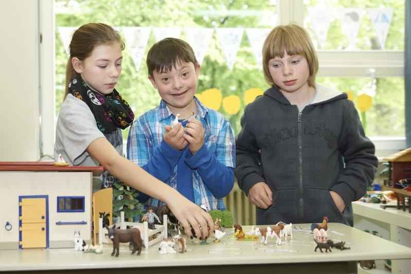 Kinder beider Schulen spielen und lernen gemeinsam.