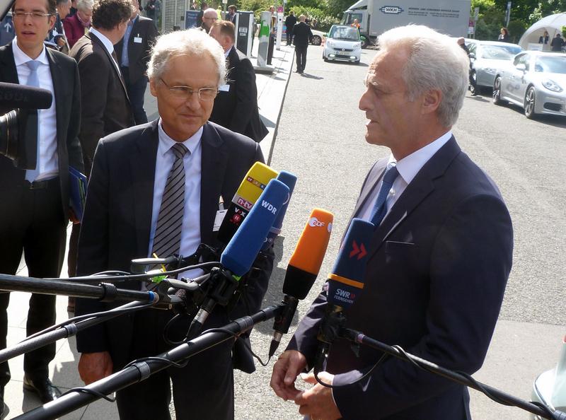 Peter Ramsauer, Bundesminister für Verkehr, Bau und Stadtentwicklung (re.), und Henning Kagermann, Präsident der Deutschen Akademie der Technikwissenschaften und Vorsitzender der NPE, beim Auftakt der Internationalen Konferenz Elektromobilität der Bundesregierung am 27. Mai in Berlin