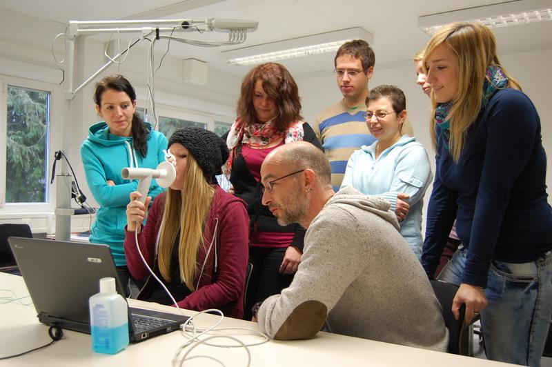 Szene aus dem Medi-Lab: Die Studierenden des Studiengangs Gesundheitsinformatik lernen am eigenen Leib die Funktionsweise medizinischer Gerätschaften und die Vernetzung mit der IT kennen. Hier wird gerade eine Lungenfunktionsmessung (Spirometrie) durchgeführt.