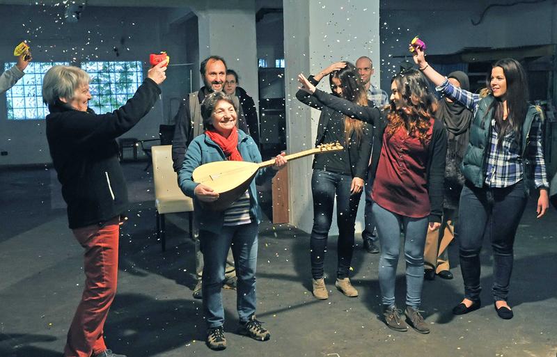 „Es sind unsere Geschichten, die wir auf der Bühne erzählen.“ Neclâ Eberle-Erdógan (mit Instrument) spielt seit 20 Jahren beim Türkisch-Deutschen Theater.