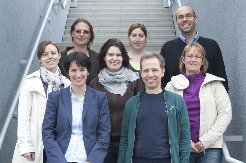 Neue Erkenntnisse zur Nervenkrankheit ALS: Die Ulmer Autoren Juniorprof. Karin Danzer, Dr. Patrick Weydt (1. Reihe v.l.), Hanna Bayer, Dr. Anke Witting und Birgit Linkus (Schwalenstöcker, 2. Reihe v.l.) sowie Diana Wiesner, Dr. Judith Eschbach und Dr. Luc Dupuis (Universität Strasbourg, 3. Reihe v.l.)