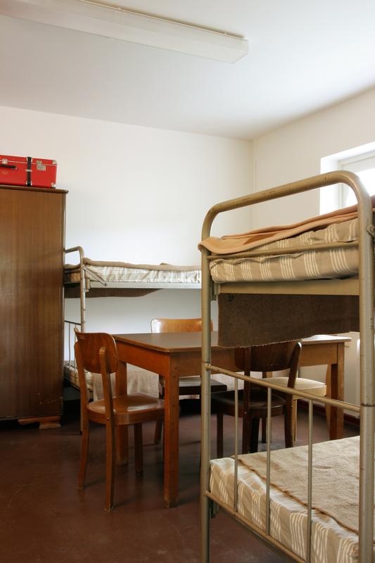 In der Ausstellung der Erinnerungsstätte Notaufnahmelager Marienfelde veranschaulicht eine rekonstruierte Flüchtlingswohnung mit Originalmobiliar aus den 1950er Jahren Jahren die Wohnsituation der Menschen im Lager.