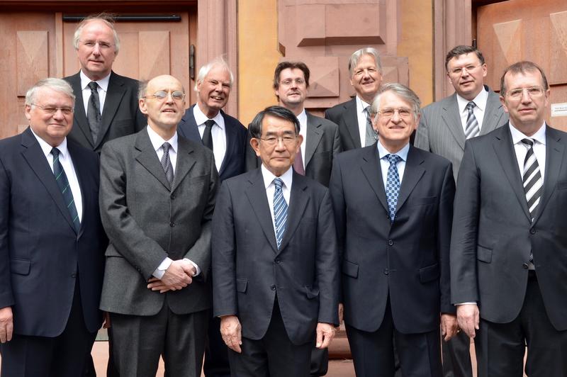 Würdigten in der Neubaukirche den verstorbenen Physiker Professor Gottfried Landwehr (oben von links): Wilhelm Krull, Generalsekretär der Volkswagen-Stiftung, Michael von Ortenberg von der Humboldt-Universität Berlin, Karl Mannheim, Dekan der Würzburger Fakultät für Physik und Astronomie, Laurens W. Molenkamp, Prodekan der Fakultät, Sergey Ivanov vom A. F. Joffe Physikalisch-Technischen Institut in St. Petersburg, (unten von links) Karl-Heinz Hoffmann, Präsident der Bayerischen Akademie der Wissenschaften, Laurence Eaves von der Universität Nottingham, Noboru Miura von der University in Tokio, Klaus von Klitzing vom Max-Planck-Institut für Festkörperforschung Stuttgart sowie Würzburgs Universitätspräsident Alfred Forchel. 