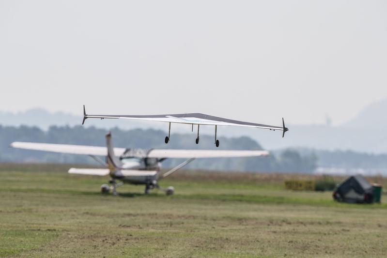 Die zivile Forschungsdrohne (im Vordergrund) der FH JOANNEUM bei ihrem Erstflug am Flughafen Graz, Hangar West 
