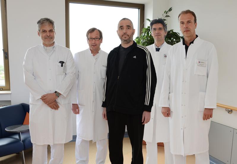 Georg Rivera-Mirkes (Mitte) mit seinem Transplantationsteam für Herz und Lunge: (v.l.) Uwe Schulz, Prof. Dr. Jan Gummert, Dr. Jost Niedermeyer und Dr. André Renner (Foto/Montage Armin Kühn).