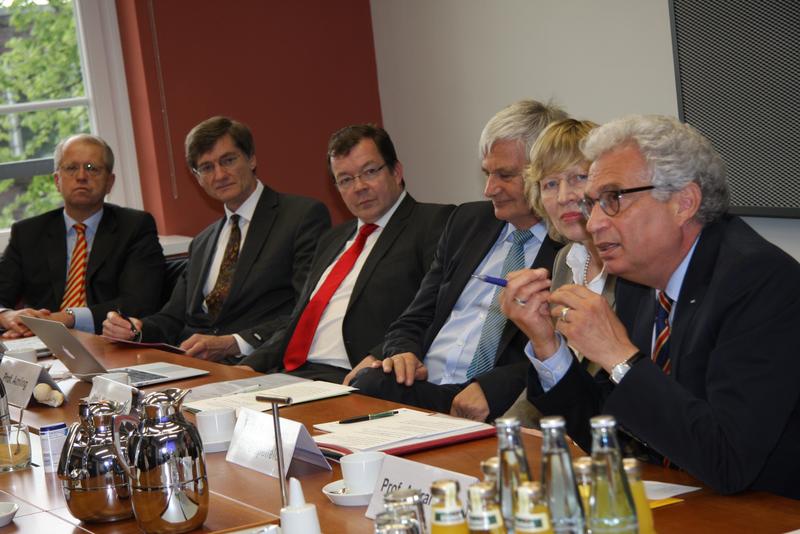 Wissenschaftler unter sich: Prof. Gerhard Adam (UKE), Prof. Wolfgang Krautschneider, Prof. Michael Amling (UKE), Prof. Uwe Koch-Gromus (UKE), Senatorin Dorothee Stapelfeldt, und Prof. Garabed Antrankian (v.l.n.r.)