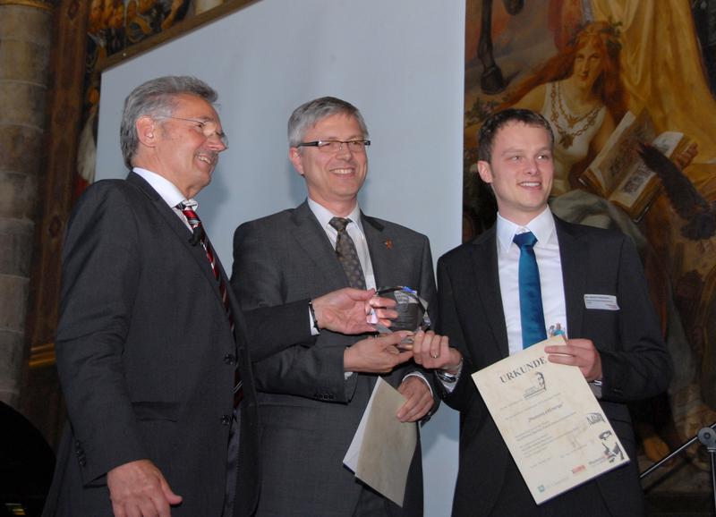 Der Preisstifter Dr. Jochen Stöbich  und die Preisträger Prof. Dr.-Ing. Rolf Brendel und Jan Hendrik Petermann vom Institut für Solarenergieforschung