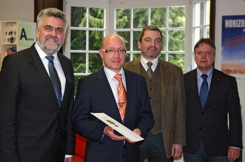 Hochschul-Rektor Prof. Dr. Armin Willingmann (l.) überreichte Dr. Dirk Furchert (2.v.l.) gemeinsam mit Kanzler Michael Schilling (r.) und Prof. Dr. André Niedostadek (2.v.r.) vom Fachbereich Verwaltungswissenschaften die Bestellungsurkunde zum Honorarprofessor.