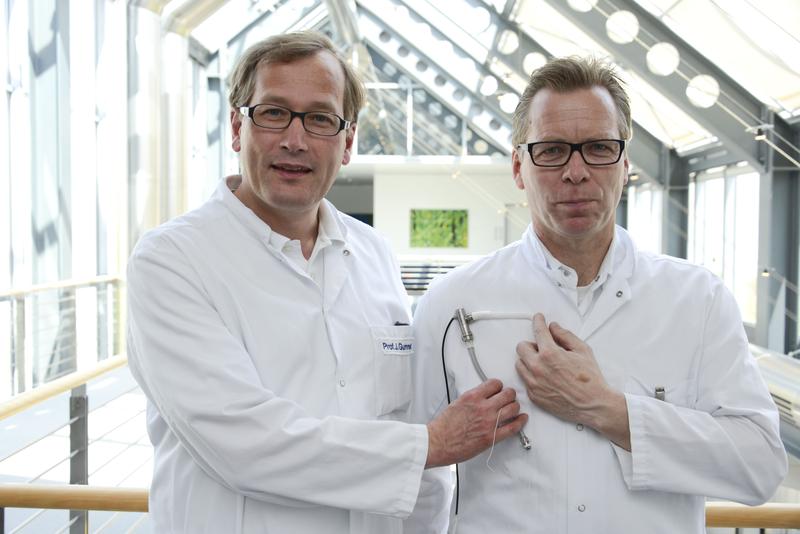1-	Prof. Dr. Jan Gummert (l.) und Dr. Michiel Morshuis zeigen, wo die Minipumpe eingesetzt wird