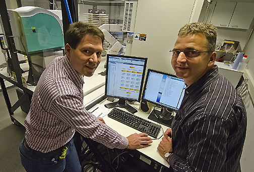 Dr. Mark Dörr und Prof. Dr. Uwe Bornscheuer vor der  Roboterplattform