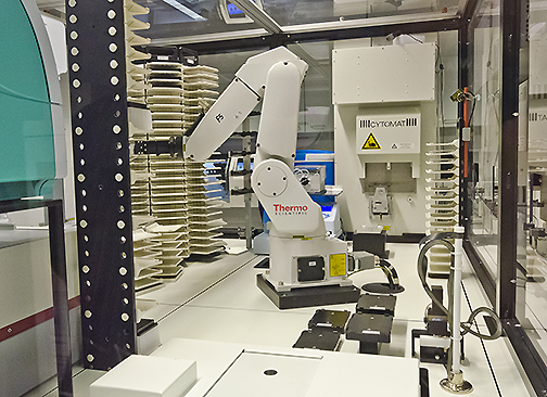 Der Roboterarm bestückt ein Vorratsregal