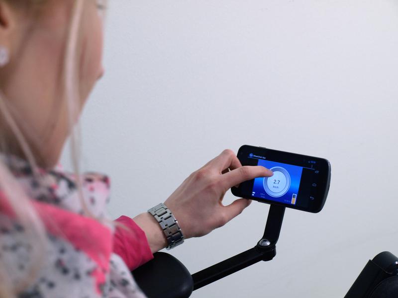 Mit Hilfe des Zusatzmoduls des AST verbindet sich der Rollstuhl per Bluetooth mit Smartphone, PC, TV oder der Spielkonsole.