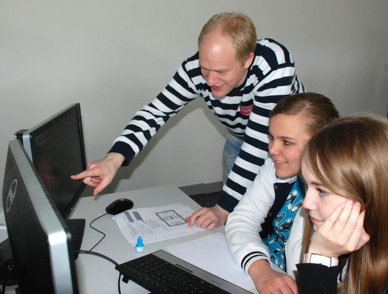 Eigener Internetauftritt leicht gemacht: Der Medieninformatik-Student Marcel Schlake führt die Schülerinnen Anneke (Mitte) und Helena in die Grundlagen des Programmierens ein.