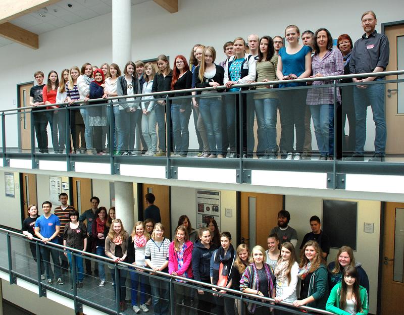 Mädchen haben keine Angst vor Informatik: Innerhalb von drei Tagen war der niedersachsenweit erste Rails-Girls-Workshop ausgebucht. 40 Schülerinnen lernten an der Hochschule Osnabrück Grundlagen der Programmierung. Unterstützt wurden sie vom Initiator und Leiter der Veranstaltung Prof. Dr. Rainer Roosmann (oben rechts) und 13 Studierenden der Medieninformatik.