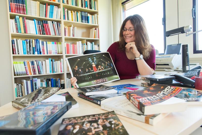 Untersucht christlich-fundamentale Positionen in der amerikanischen Popkultur: Stefanie Esser, Masterabsolventin der Universität Bonn, mit Postern, Büchern und DVDs der TV-Serie "Battlestar Galactica". 
