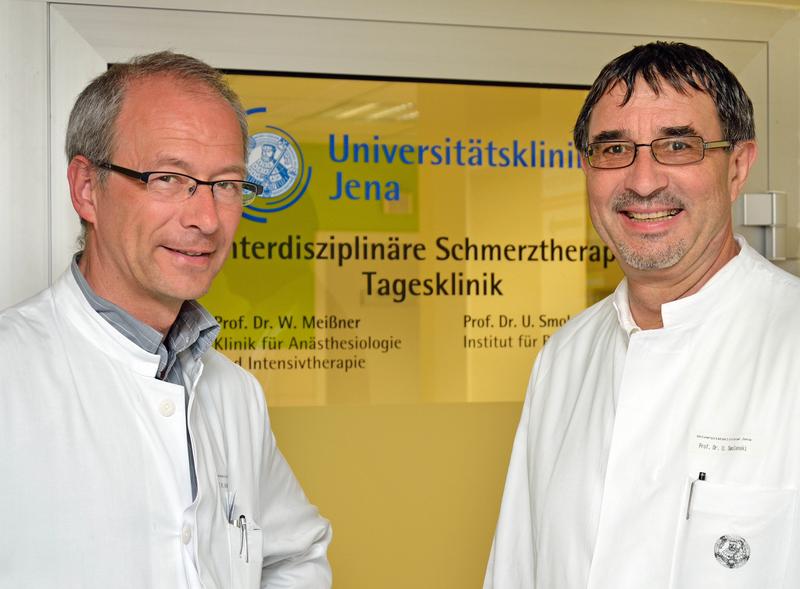 Prof. Dr. Winfried Meißner (l.), Leiter der Sektion Schmerztherapie am UKJ, und Prof. Dr. Ulrich Smolenski, Direktor des Instituts für Physiotherapie, leiten die neue Schnerztagesklinik am UKJ.