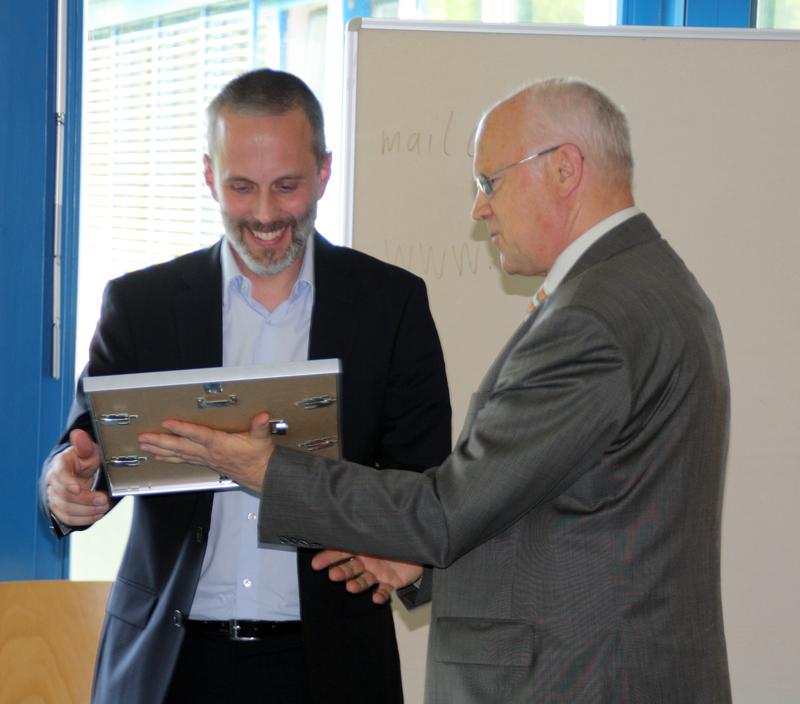 Sven Strube (links) nimmt die Ernenungsurkunde von Ostfalia-Präsident Prof. Dr. Wolf-Rüdiger Umbach entgegen.