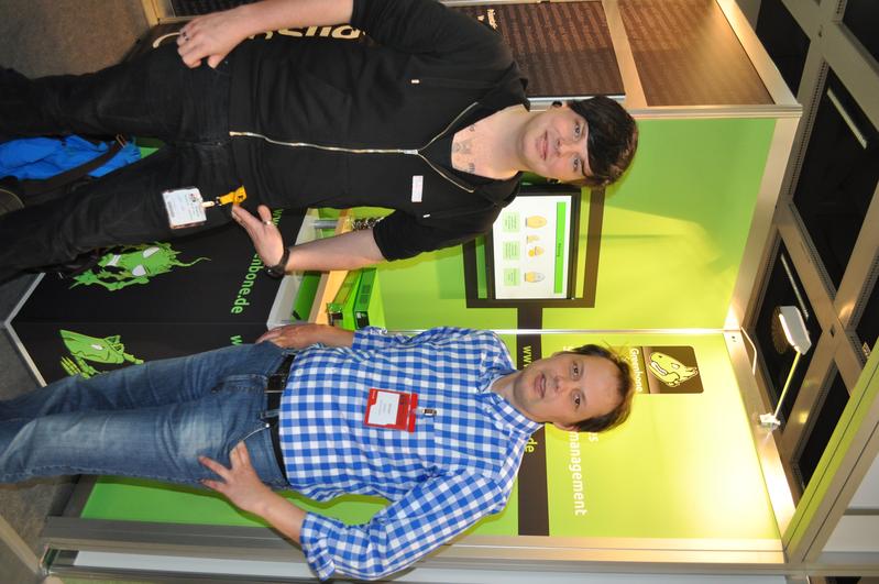 Zwei Osnabrücker auf einer Informatik-Messe in Berlin: Mathias Gebbe (links) studiert im flexiblen Master an der HS Osnabrück und arbeitet zugleich in der Firma Intevation, die er auf dem „Linuxtag 2013“ vertreten hat. Sein Professor, Michael Uelschen, hat als Programmbeauftragter Mathias bei der Studienwahl beraten.