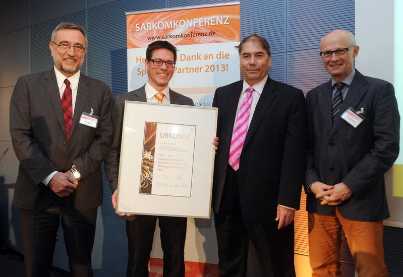Der Preisträger bei der Preisverleihung: (v.l.n.r.) Alfonso Casal (Managing Director PharmaMar Deutschland), Dr. Jens Jakob sowie zwei Mitglieder der fünfköpfigen Expertenjury: PD Dr. Peter Reichardt (Sarkomzentrum Berlin-Brandenburg, Helios Klinikum Berlin-Buch) und Prof. Dr. Reinhard Büttner (Universitätsklinikum Köln).