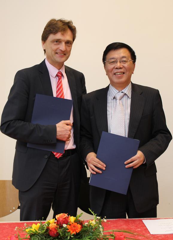Prof. Dr. Andreas Bertram, Präsident der Hochschule Osnabrück, und Prof. Dr. Sun Haiming, Präsident des Shanghai Institute of Foreign Trade, bei der Unterzeichnung des neuen Kooperationsvertrags.