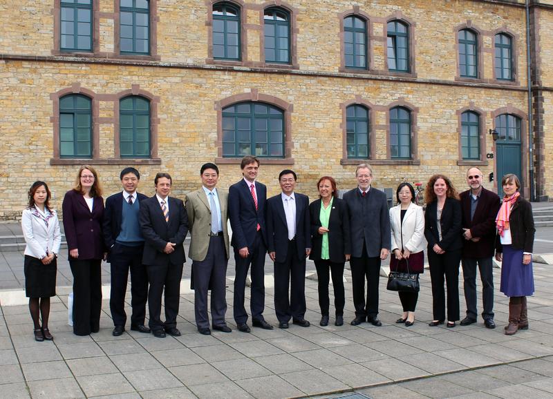Prof. Dr. Sun Haiming (7. von links) und Prof. Dr. Andreas Bertram (6.von links) freuen sich mit ihren Kolleginnen und Kollegen vom Shanghai Institute of Foreign Trade und der Fakultät Wirtschafts- und Sozialwissenschaften der Hochschule Osnabrück über die verlängerte Zusammenarbeit.