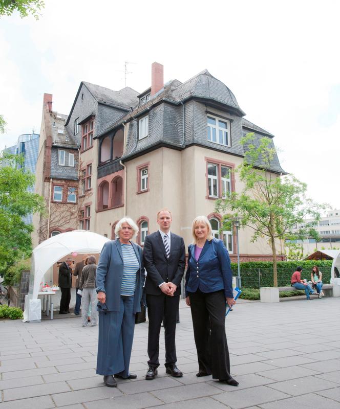 Jutta Ebeling, Mitglied des Hochschulrats der FH FFM und ehemalige Dezernentin für Schule und Bildung der Stadt Frankfurt am Main, FH-Präsident Dr. Detlev Buchholz und Eva Kühne-Hörmann, Hessische Ministerin für Wissenschaft und Kunst, (v.l.n.r.) vor dem Gebäude auf dem FH-Campus, das zum Kinderhaus umgebaut wird.